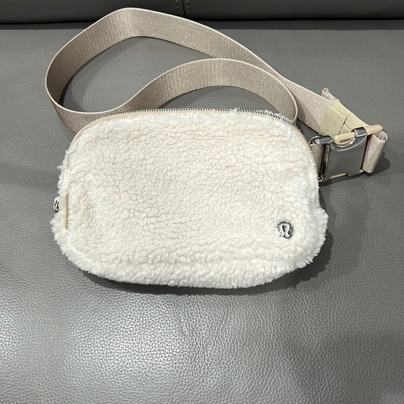 Lululemon Everywhere Belt Bag 1L Fleece, color Natural ivory/Trench - Picture 1 of 7